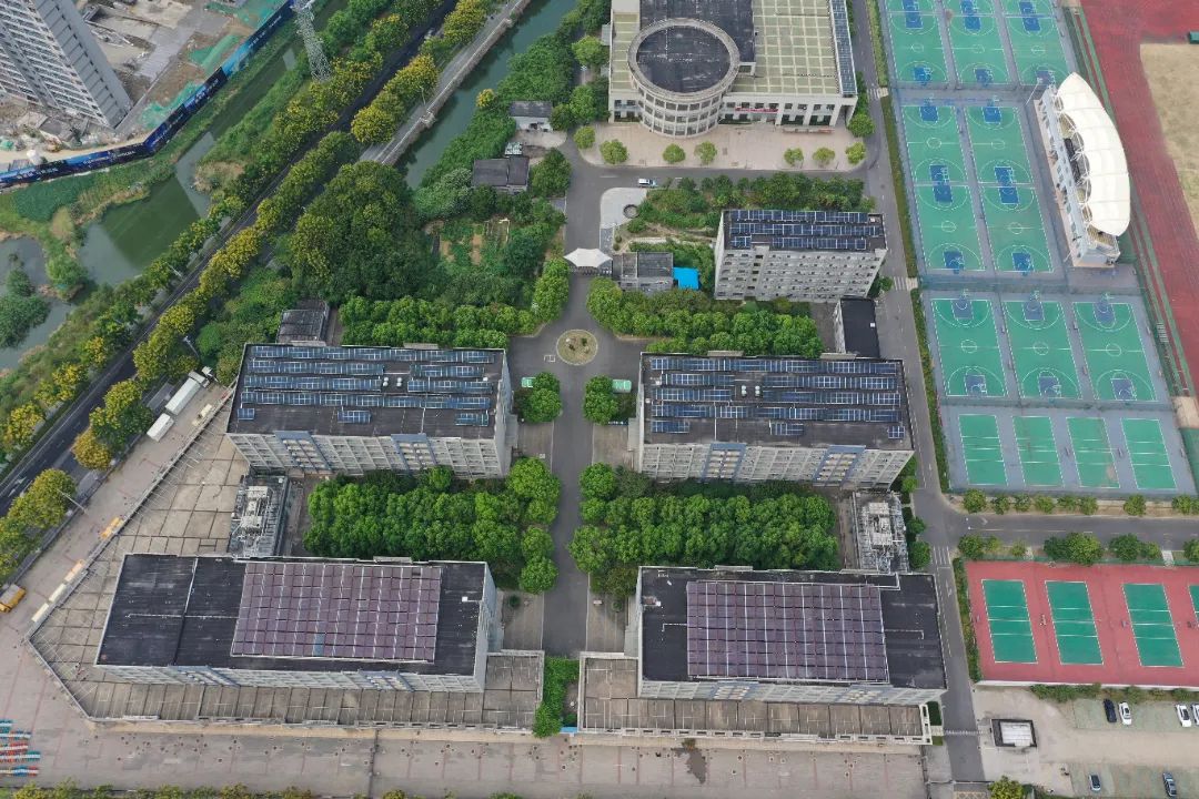 建设绿色低碳学校，推动光伏与修建一体化生长